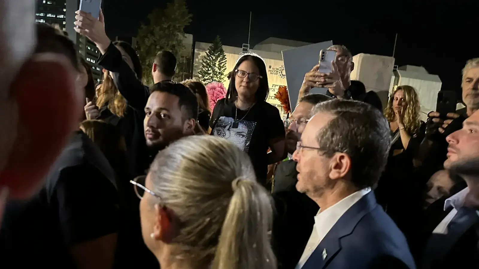 נשיא המדינה יצחק הרצוג ורעייתו מיכל בפגישה עם משפחות חטופים ונעדרים, ת"א, 9 בנובמבר 2023 נשיא המדינה יצחק הרצוג ורעייתו מיכל בפגישה עם משפחות חטופים ונעדרים, ת"א, 9 בנובמבר 2023