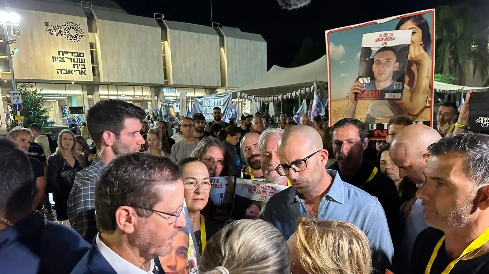 נשיא המדינה יצחק הרצוג ורעייתו מיכל בפגישה עם משפחות חטופים ונעדרים, ת"א, 9 בנובמבר 2023 נשיא המדינה יצחק הרצוג ורעייתו מיכל בפגישה עם משפחות חטופים ונעדרים, ת"א, 9 בנובמבר 2023