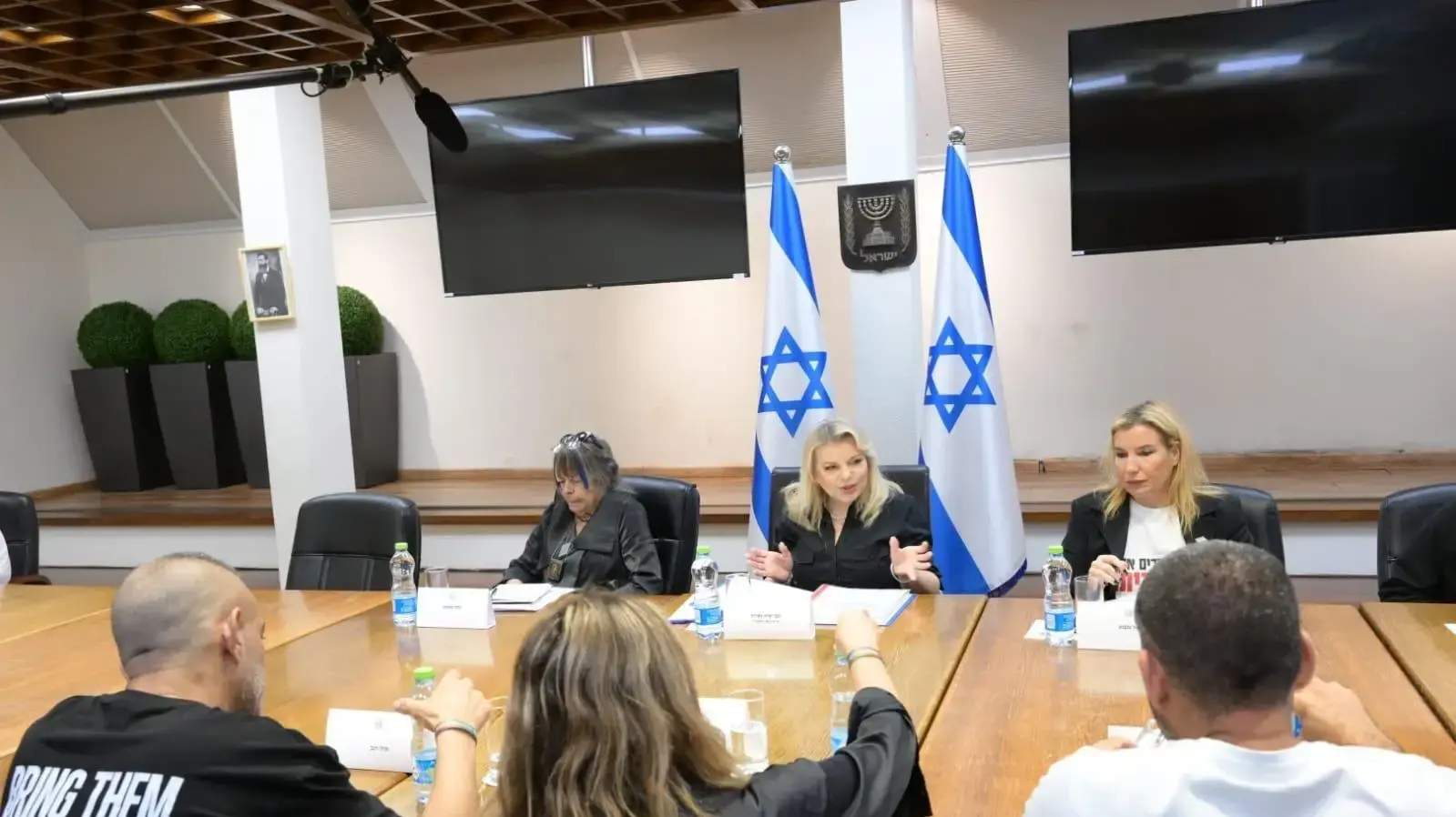 שרה נתניהו נפגשה עם משפחות חטופים שרה נתניהו נפגשה עם משפחות חטופים
