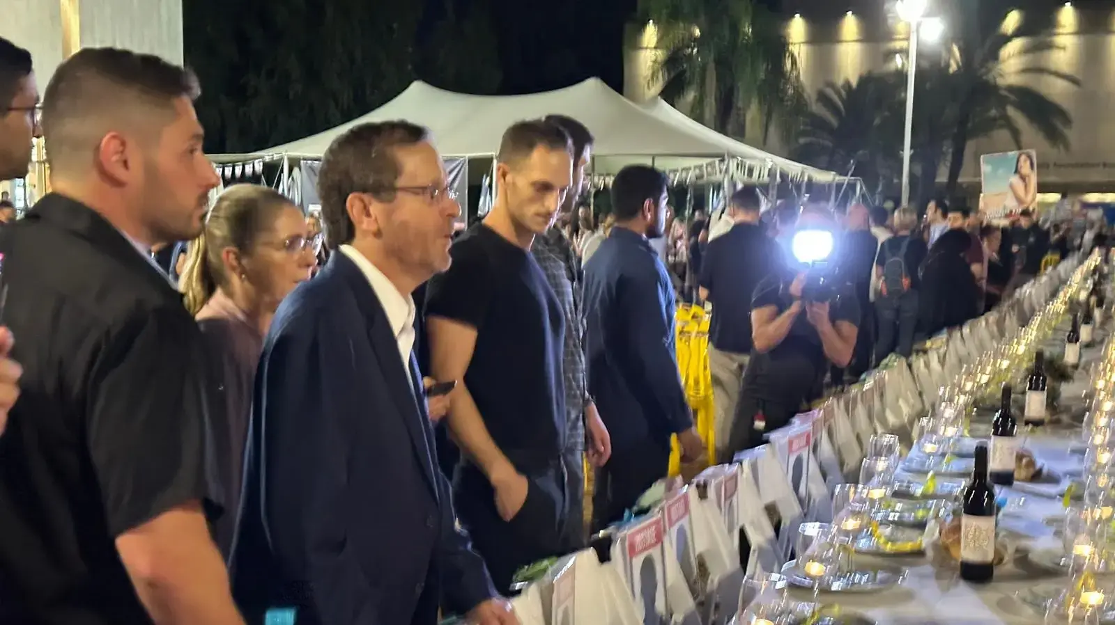 נשיא המדינה יצחק הרצוג ורעייתו מיכל בפגישה עם משפחות חטופים ונעדרים, ת"א, 9 בנובמבר 2023