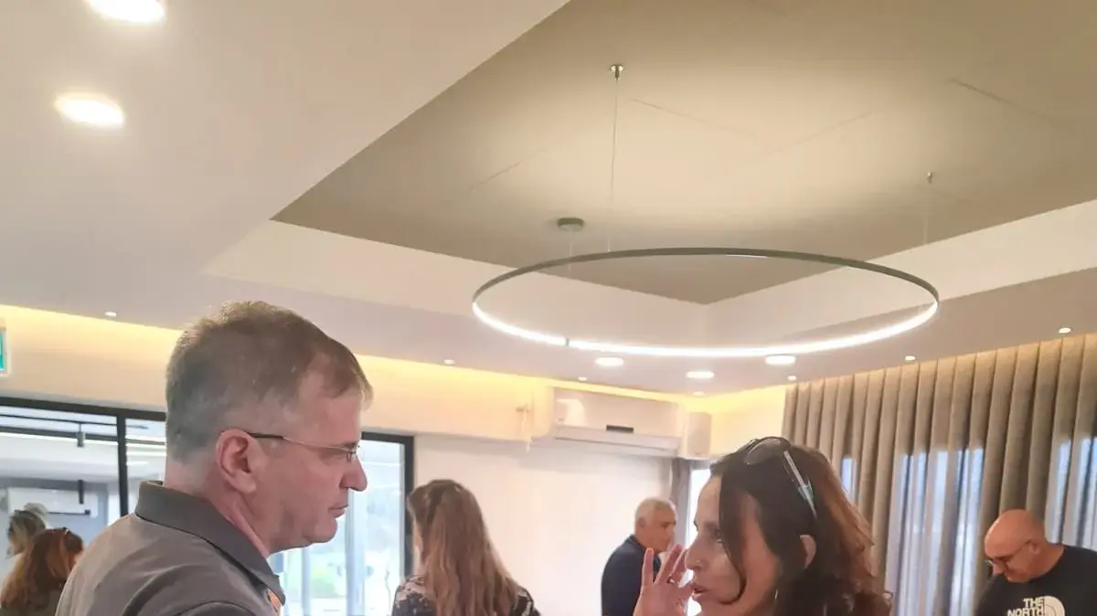 ענת רוזן, מנהלת החטיבה העליונה בבית הספר נופי הבשור, עם שר החינוך יואב גלנט, 9 בנובמבר 2023 ענת רוזן, מנהלת החטיבה העליונה בבית הספר נופי הבשור, עם שר החינוך יואב גלנט, 9 בנובמבר 2023
