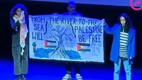 בטקס הפתיחה של פסטיבל הקולנוע הדוקומנטרי אידפא (IDFA) באמסטרדם ב-8 בנובמבר 2023 פרצו שלושה פעילים פרו פלסטינים לבמה, הניפו שלט שעליו נכתב "מהנהר עד הים, פלסטין תהיה חופשית" והקהל הגיב במחיאות כפיים ובתשואות בטקס הפתיחה של פסטיבל הקולנוע הדוקומנטרי אידפא (IDFA) באמסטרדם ב-8 בנובמבר 2023 פרצו שלושה פעילים פרו פלסטינים לבמה, הניפו שלט שעליו נכתב "מהנהר עד הים, פלסטין תהיה חופשית" והקהל הגיב במחיאות כפיים ובתשואות