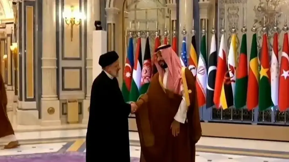 לחיצת יד בין יורש העצר הסעודי מוחמד בן סלמאן לבין נשיא איראן אברהים ראיסי לקראת בפסגת המדינות האסלאמיות בריאד, 11 בנובמבר 2023 לחיצת יד בין יורש העצר הסעודי מוחמד בן סלמאן לבין נשיא איראן אברהים ראיסי לקראת בפסגת המדינות האסלאמיות בריאד, 11 בנובמבר 2023