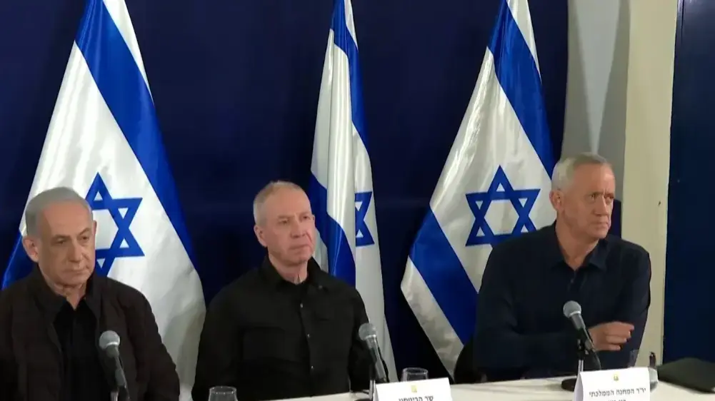 בני גנץ, יואב גלנט ובנימין נתניהו בהצהרה משותפת לתקשורת. 11 בנובמבר 2023 בני גנץ, יואב גלנט ובנימין נתניהו בהצהרה משותפת לתקשורת. 11 בנובמבר 2023
