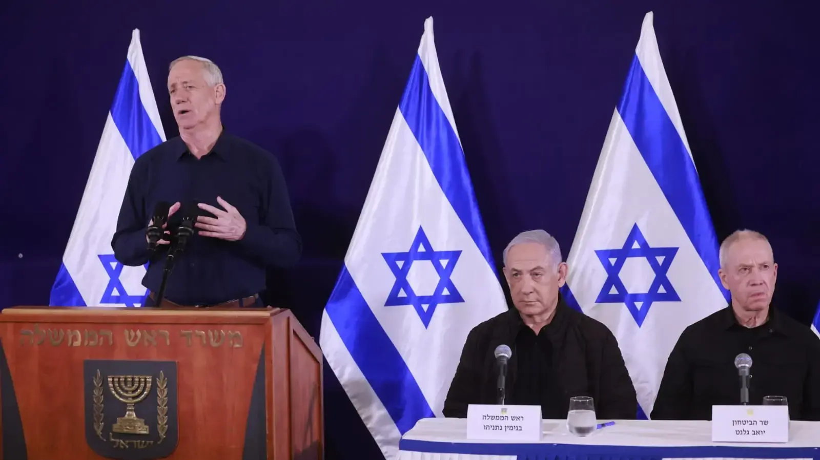 בני גנץ, יואב גלנט ובנימין נתניהו בהצהרה משותפת לתקשורת. 11 בנובמבר 2023 בני גנץ, יואב גלנט ובנימין נתניהו בהצהרה משותפת לתקשורת. 11 בנובמבר 2023