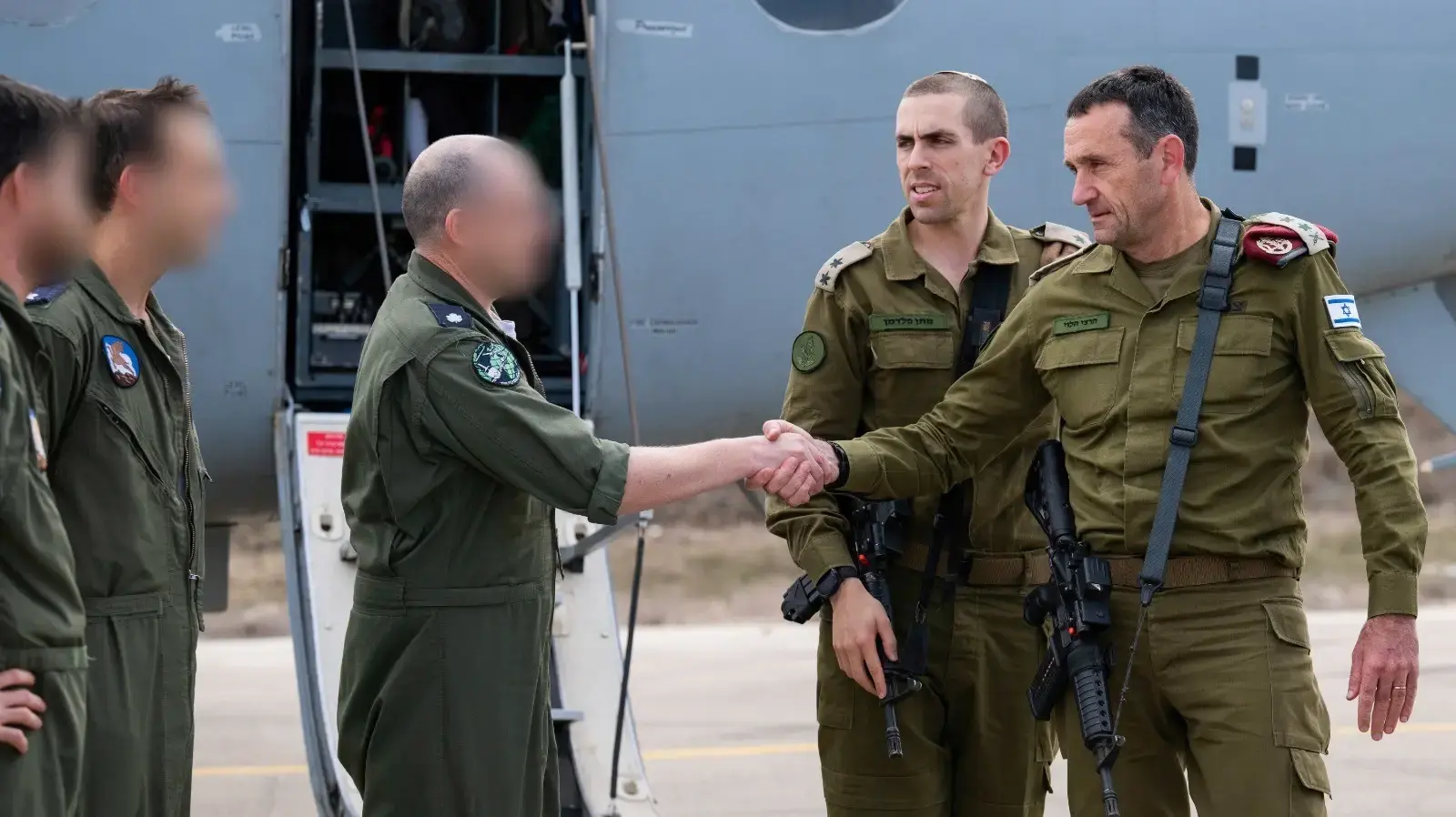 הרמטכ״ל הרצי הלוי עולה לטיסה מעל עזה עם ראש מטה חיל האוויר ומפקד טייסת 100 הרמטכ״ל הרצי הלוי עולה לטיסה מעל עזה עם ראש מטה חיל האוויר ומפקד טייסת 100