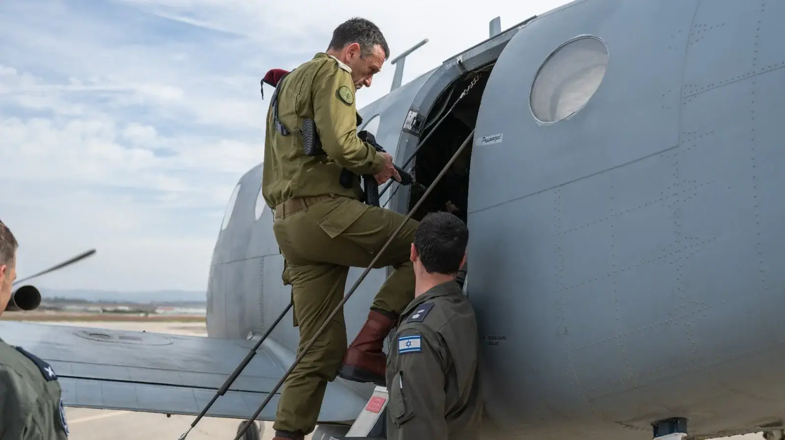 הרמטכ״ל הרצי הלוי עולה לטיסה מעל עזה עם ראש מטה חיל האוויר ומפקד טייסת 100
12.11.23