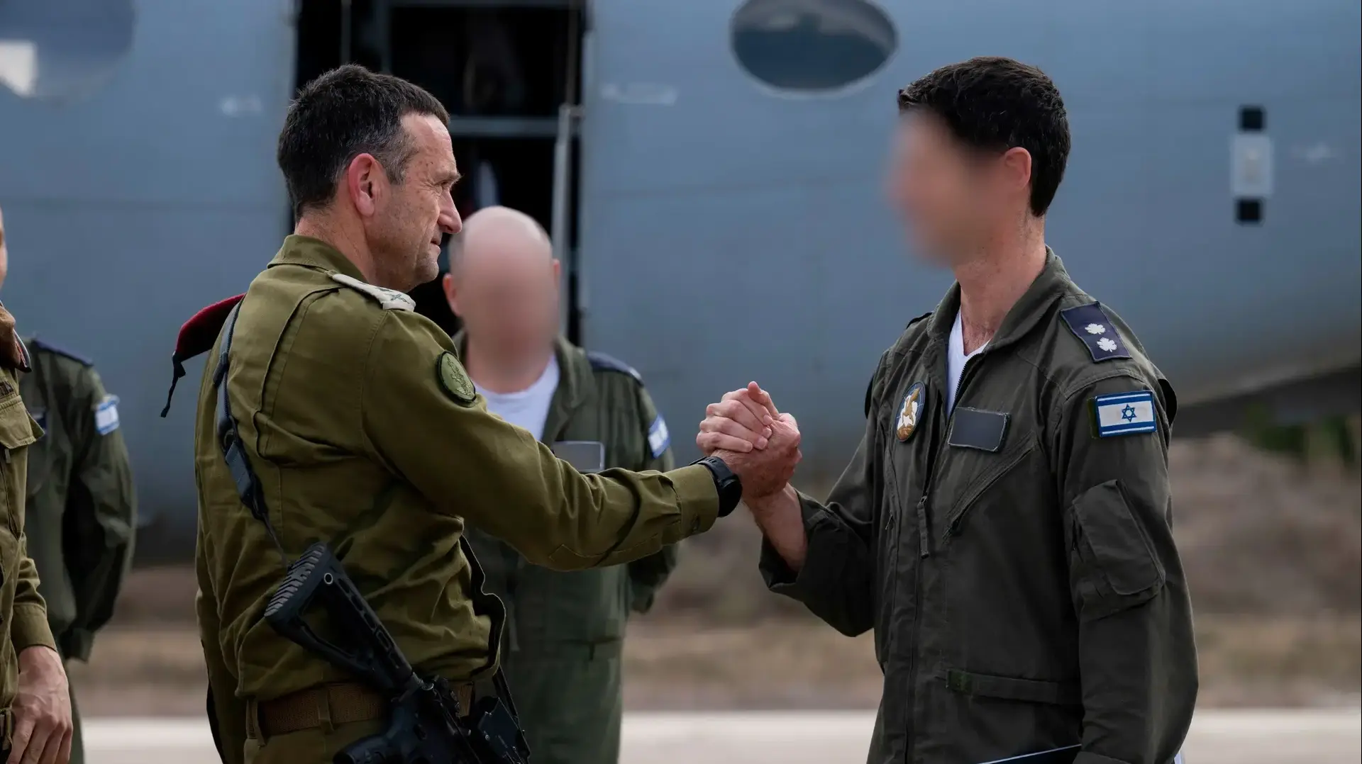 הרמטכ״ל הרצי הלוי עולה לטיסה מעל עזה עם ראש מטה חיל האוויר ומפקד טייסת 100 הרמטכ״ל הרצי הלוי עולה לטיסה מעל עזה עם ראש מטה חיל האוויר ומפקד טייסת 100