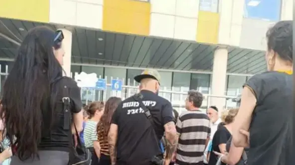 יואב אליאסי "הצל" מסתובב עם נשק במסגרת פעילותו בכיתת כוננות בתל אביב יואב אליאסי "הצל" מסתובב עם נשק במסגרת פעילותו בכיתת כוננות בתל אביב