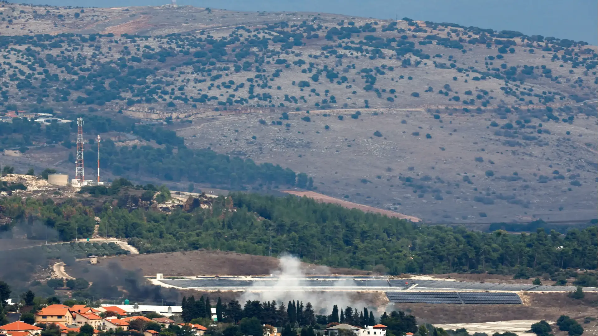עשן מיתמר לאחר פגיעת נ"ט סמוך ליישוב דוב"ב עשן מיתמר לאחר פגיעת נ"ט סמוך ליישוב דוב"ב