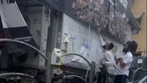 ריסוס ספריי על תמונות של חטופות, בני ברק ריסוס ספריי על תמונות של חטופות, בני ברק