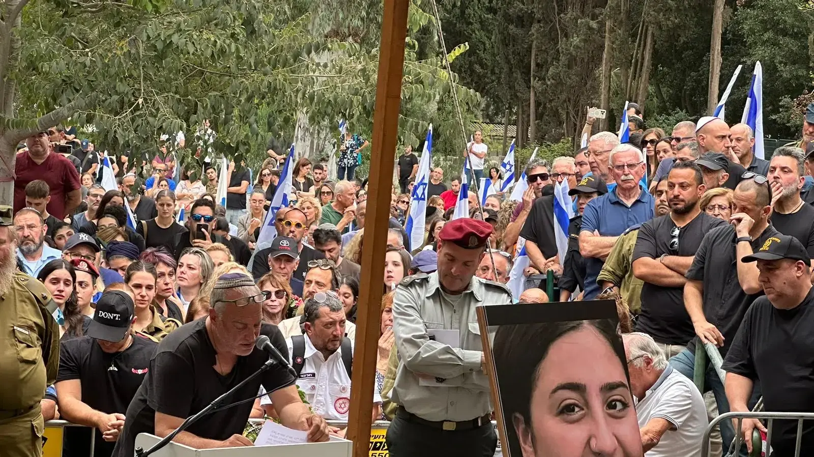 דודתה של סמלת רוני אשל סופדת לה בהלוויה. 12 בנובמבר 2023 דודתה של סמלת רוני אשל סופדת לה בהלוויה. 12 בנובמבר 2023