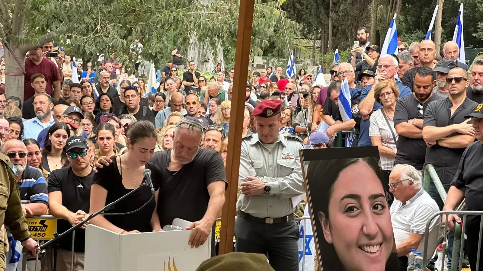 מלווים את סמלת רוני אשל בדרכה האחרונה, במפגן כבוד עם דגלי ישראל. 12 בנובמבר 2023 מלווים את סמלת רוני אשל בדרכה האחרונה, במפגן כבוד עם דגלי ישראל. 12 בנובמבר 2023