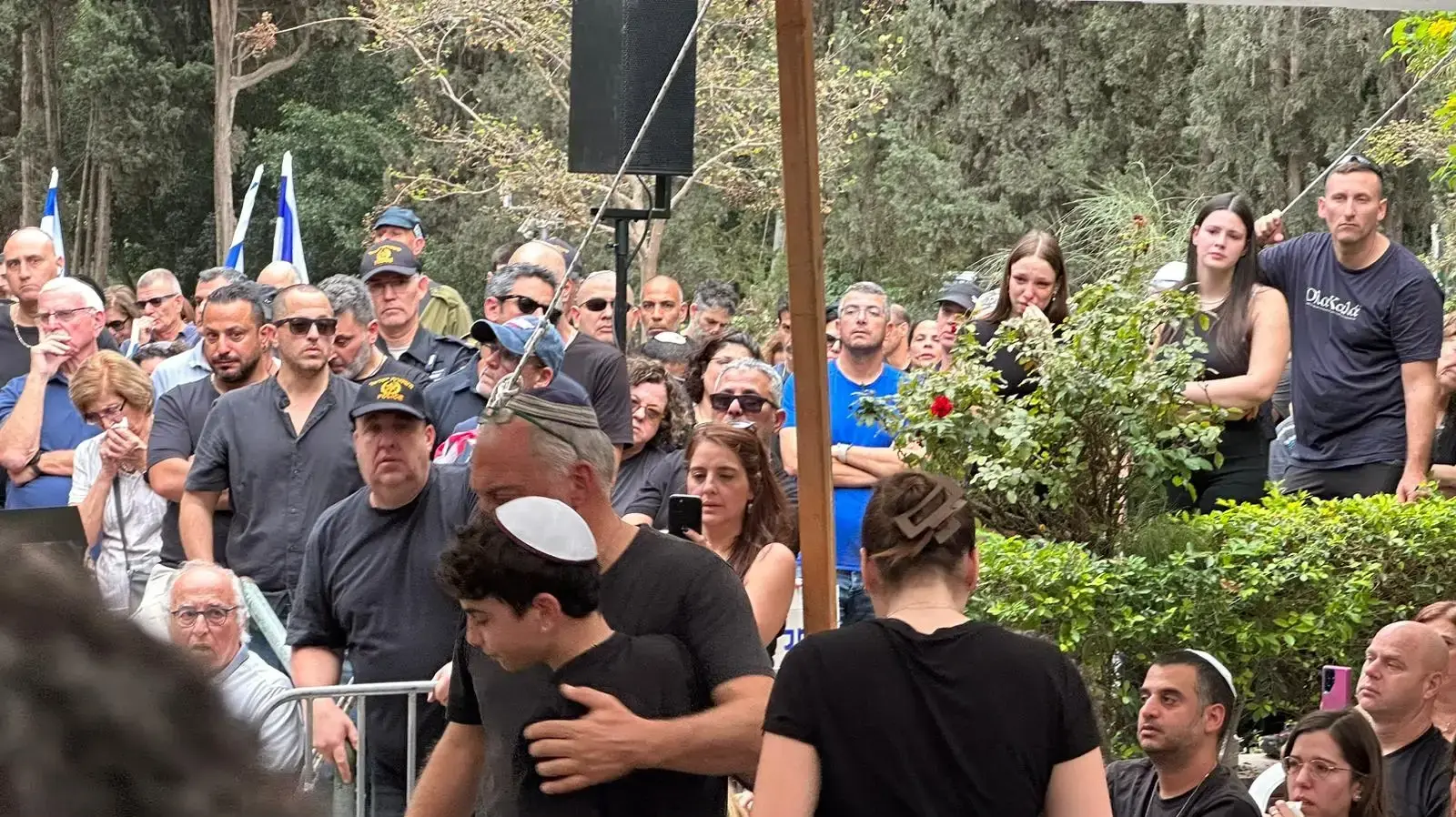 מלווים את סמלת רוני אשל בדרכה האחרונה, במפגן כבוד עם דגלי ישראל. 12 בנובמבר 2023 מלווים את סמלת רוני אשל בדרכה האחרונה, במפגן כבוד עם דגלי ישראל. 12 בנובמבר 2023