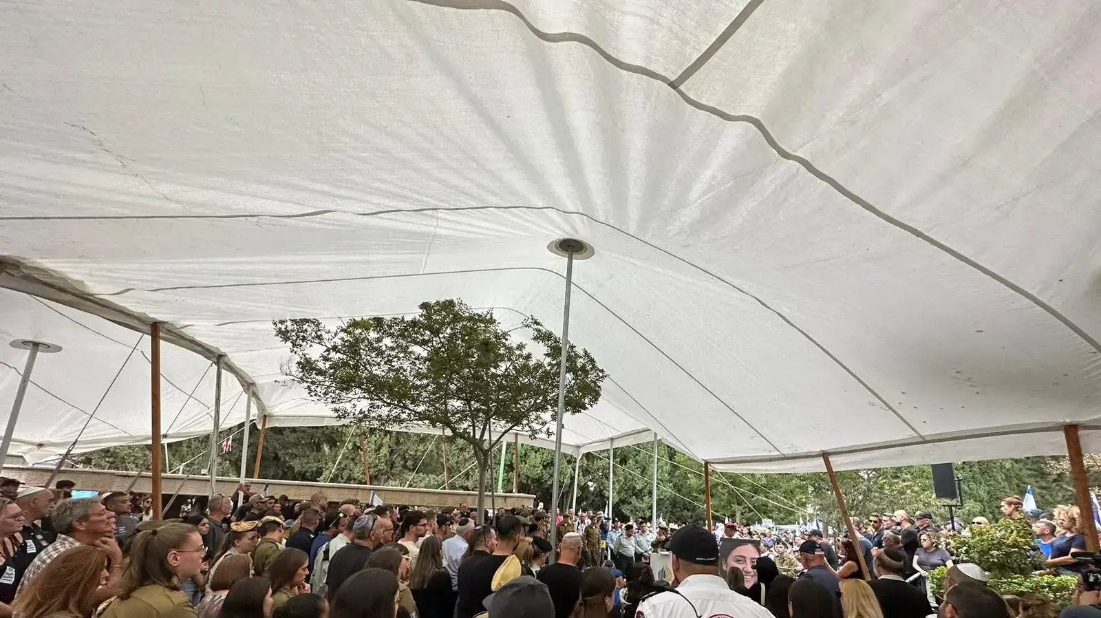 מלווים את סמלת רוני אשל בדרכה האחרונה, במפגן כבוד עם דגלי ישראל. 12 בנובמבר 2023 מלווים את סמלת רוני אשל בדרכה האחרונה, במפגן כבוד עם דגלי ישראל. 12 בנובמבר 2023
