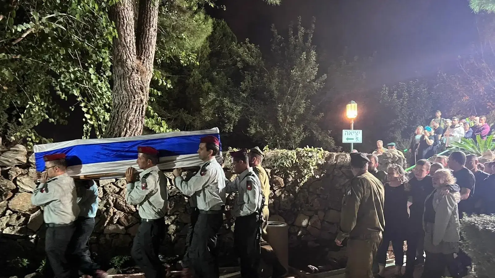 הלוויתו של רב סמל במילואים יוסי הרשקוביץ בבית העלמין הצבאי בהר הרצל. 12 בנובמבר 2023 הלוויתו של רב סמל במילואים יוסי הרשקוביץ בבית העלמין הצבאי בהר הרצל. 12 בנובמבר 2023