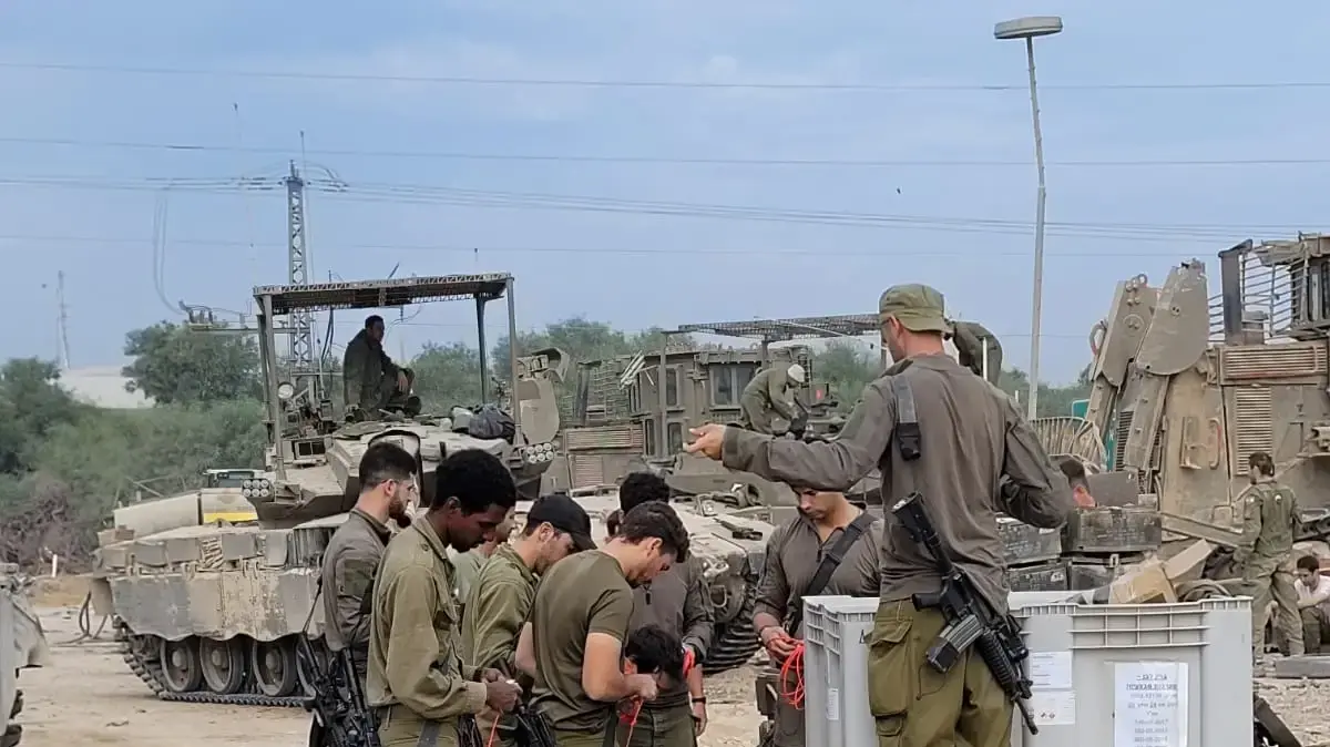 כוחות צה"ל נערכים לכניסה לעזה דרך המסדרון המאובטח, 13 בנובמבר 2023 כוחות צה"ל נערכים לכניסה לעזה דרך המסדרון המאובטח, 13 בנובמבר 2023