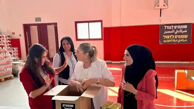 מיכל הרצוג, רעיית הנשיא, עם מקימות החמ"ל היהודי ערבי שיר נוסצקי וחנאן אלסאנע, רהט מיכל הרצוג, רעיית הנשיא, עם מקימות החמ"ל היהודי ערבי שיר נוסצקי וחנאן אלסאנע, רהט