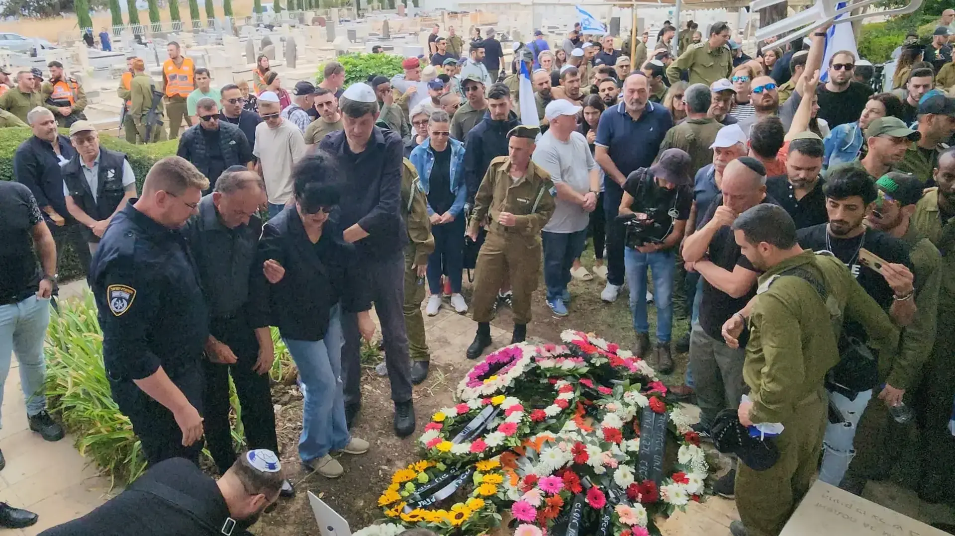 ההורים והאח בהלווית רס"ר סרגיי שמרקין בבית העלמין הצבאי קריית שמונה, 13 בנובמבר 2023 ההורים והאח בהלווית רס"ר סרגיי שמרקין בבית העלמין הצבאי קריית שמונה, 13 בנובמבר 2023