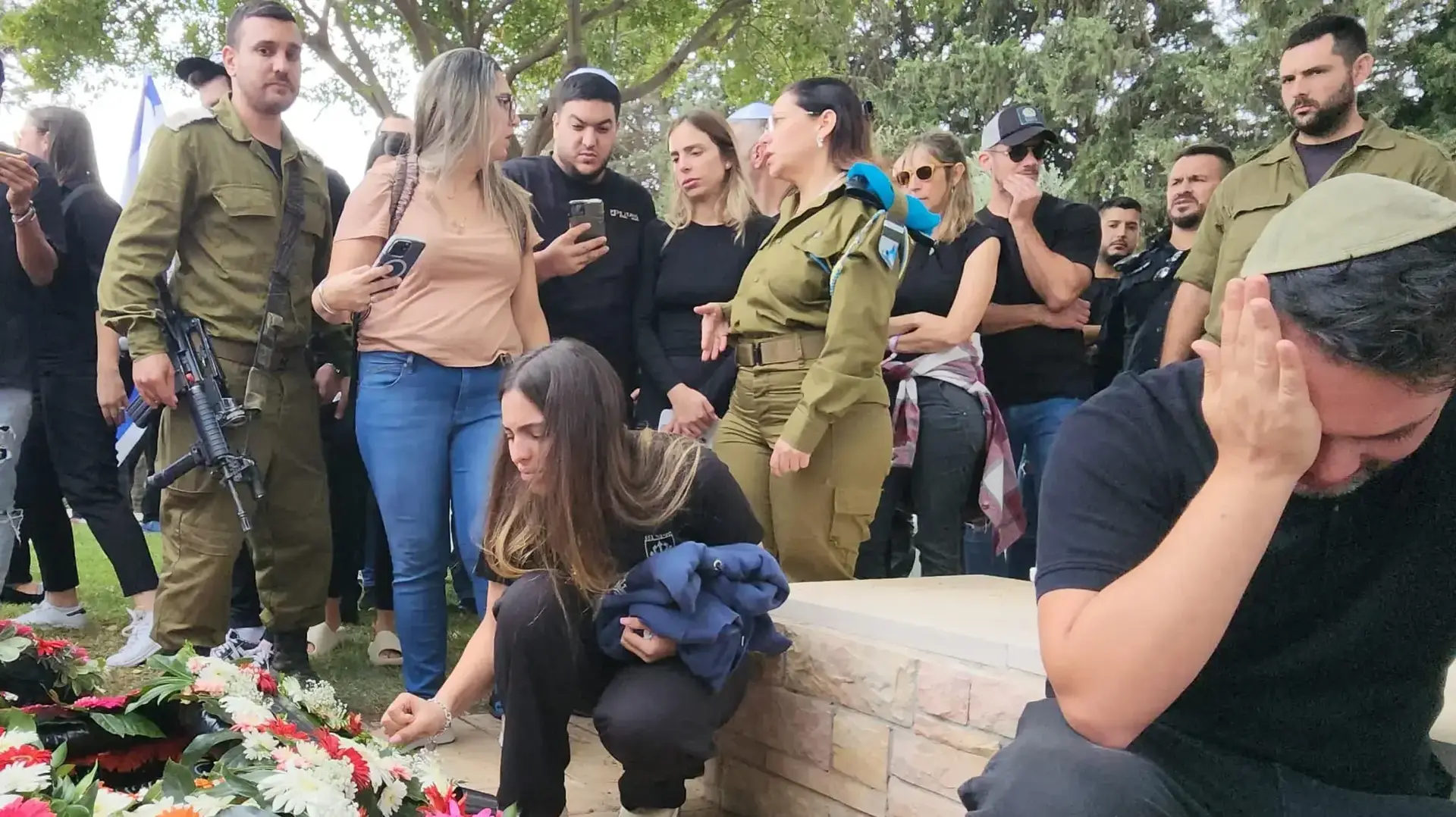 מאי בת הזוג בהלווית רס"ר סרגיי שמרקין בבית העלמין הצבאי קריית שמונה, 13 בנובמבר 2023 מאי בת הזוג בהלווית רס"ר סרגיי שמרקין בבית העלמין הצבאי קריית שמונה, 13 בנובמבר 2023