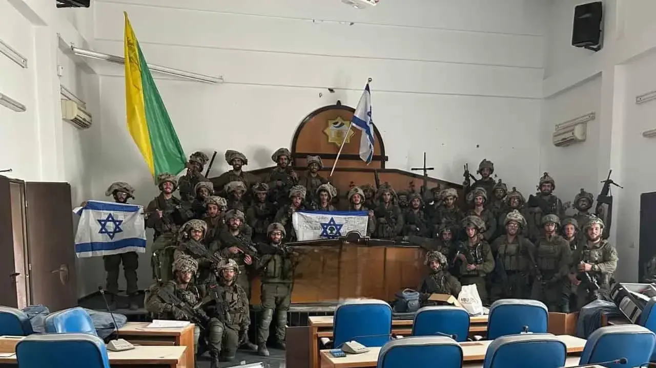 חיילי גולני עם דגל ישראל בפרלמנט חמאס בעזה חיילי גולני עם דגל ישראל בפרלמנט חמאס בעזה