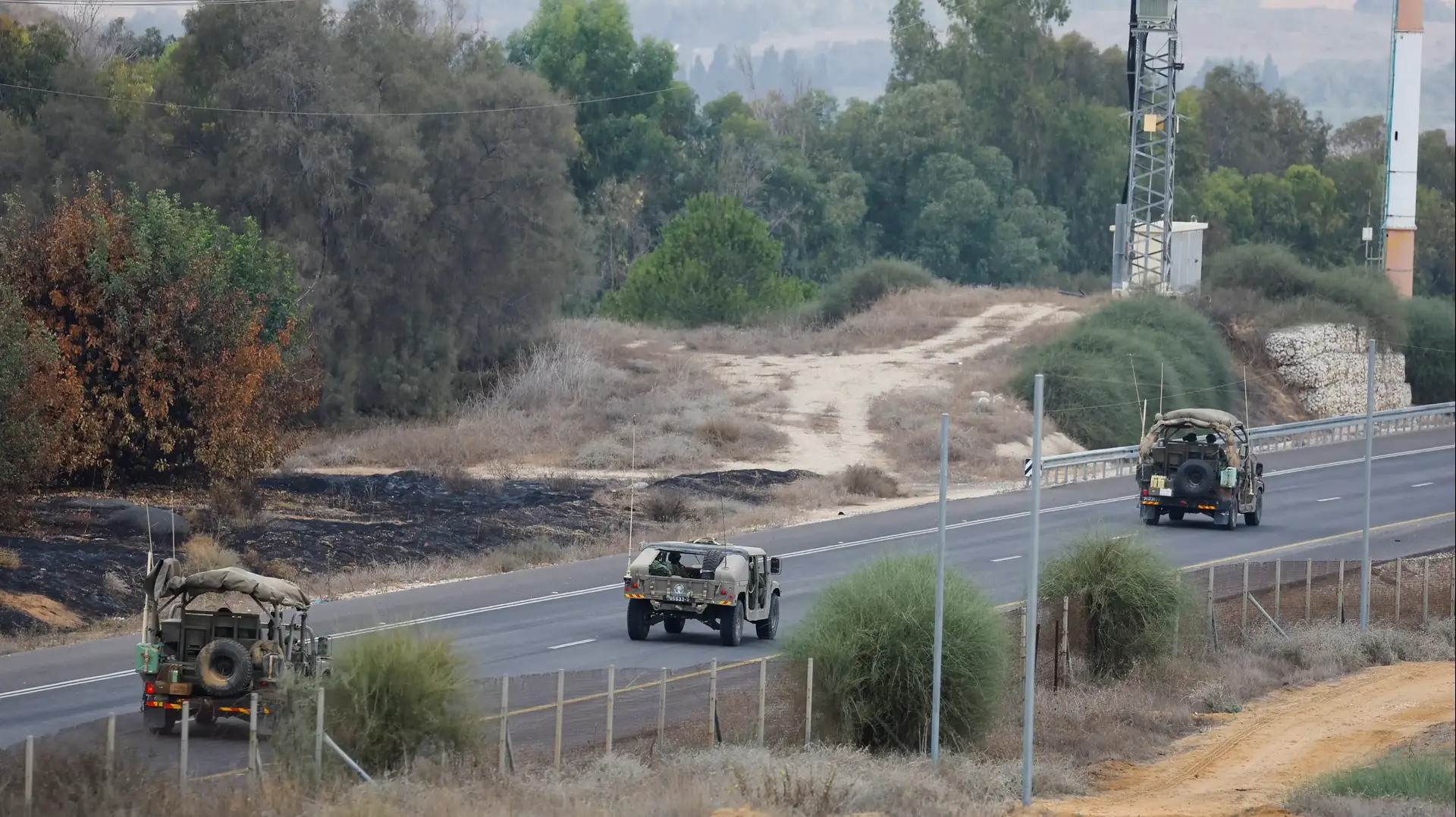 רכבי צה"ל נוסעים סמוך לגבול עם עזה, 14 בנובמבר 2023 רכבי צה"ל נוסעים סמוך לגבול עם עזה, 14 בנובמבר 2023