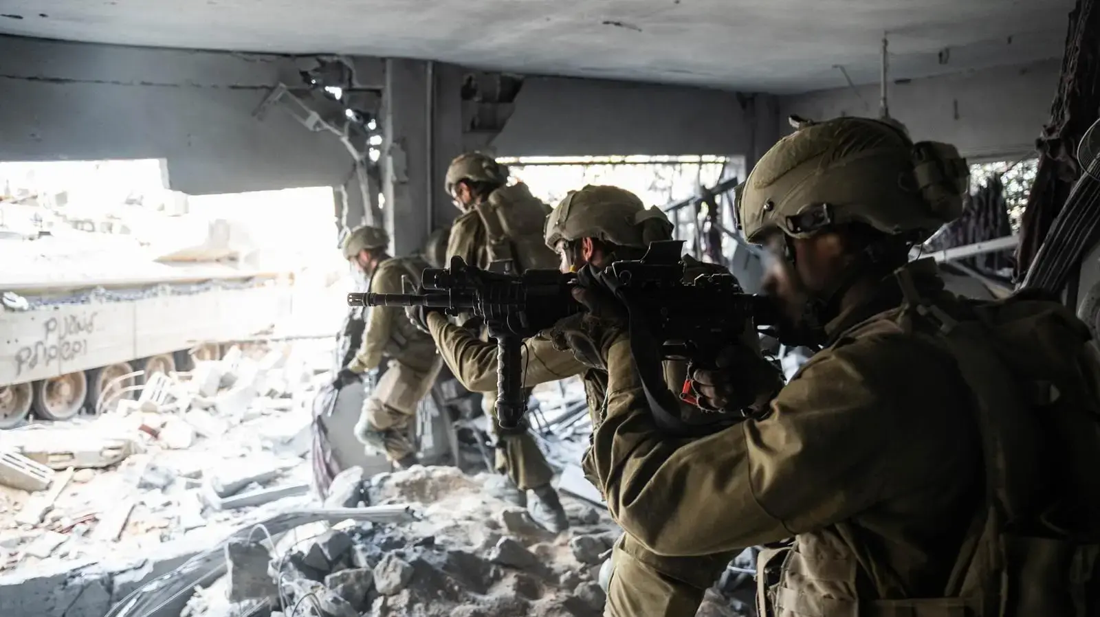 לוחמי צה"ל חשפו פיר מנהרה במסגד. 14 בנובמבר 2023
לוחמי צה"ל חשפו פיר מנהרה במסגד. 14 בנובמבר 2023