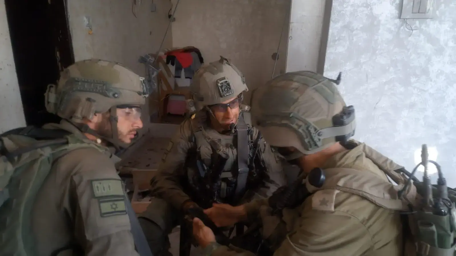 אמל"ח וחומרי חבלה נמצאו במפקדתו של איימן נופל, מפקד חטיבה בחמאס שחוסל בתקיפות צה״ל ברצועה. 14 בנובמבר 2023 אמל"ח וחומרי חבלה נמצאו במפקדתו של איימן נופל, מפקד חטיבה בחמאס שחוסל בתקיפות צה״ל ברצועה. 14 בנובמבר 2023