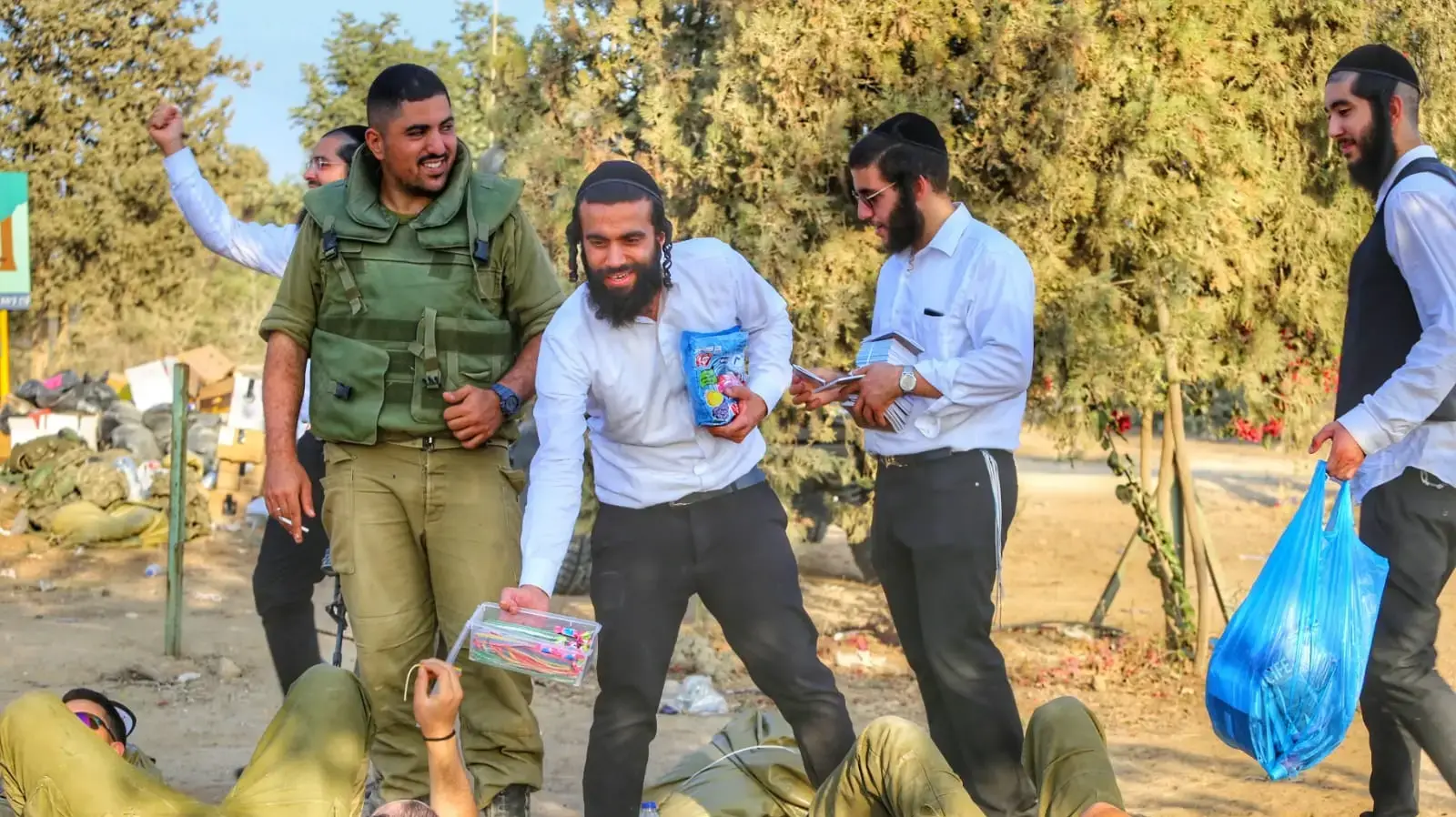 חרדים מתנדבים ומחלקים סוכריות לחיילים חרדים מתנדבים ומחלקים סוכריות לחיילים
