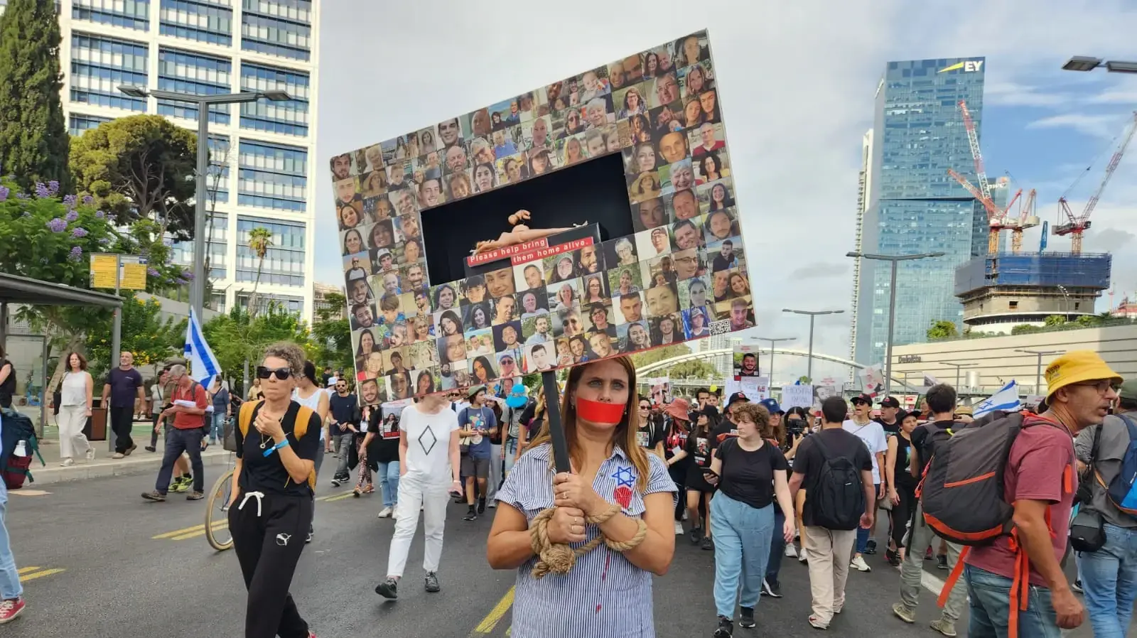 צעדת משפחות החטופים צועקים לכיוון בסיס הקריה. 14 בנובמבר 2023 צעדת משפחות החטופים צועקים לכיוון בסיס הקריה. 14 בנובמבר 2023