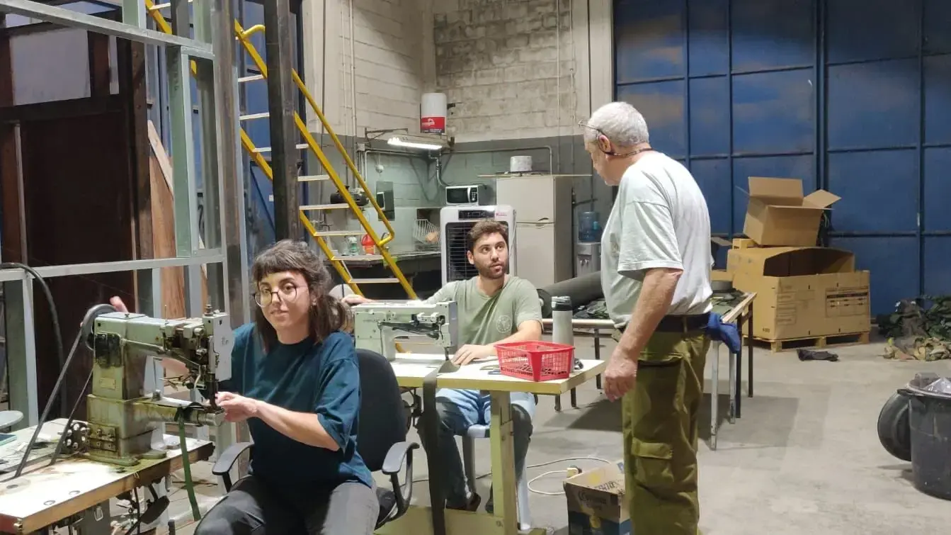 סדנה שהוקמה בקיבוץ שמיר, כדי לעזור לחיילים בתפירת ציוד שנחוץ להם סדנה שהוקמה בקיבוץ שמיר, כדי לעזור לחיילים בתפירת ציוד שנחוץ להם