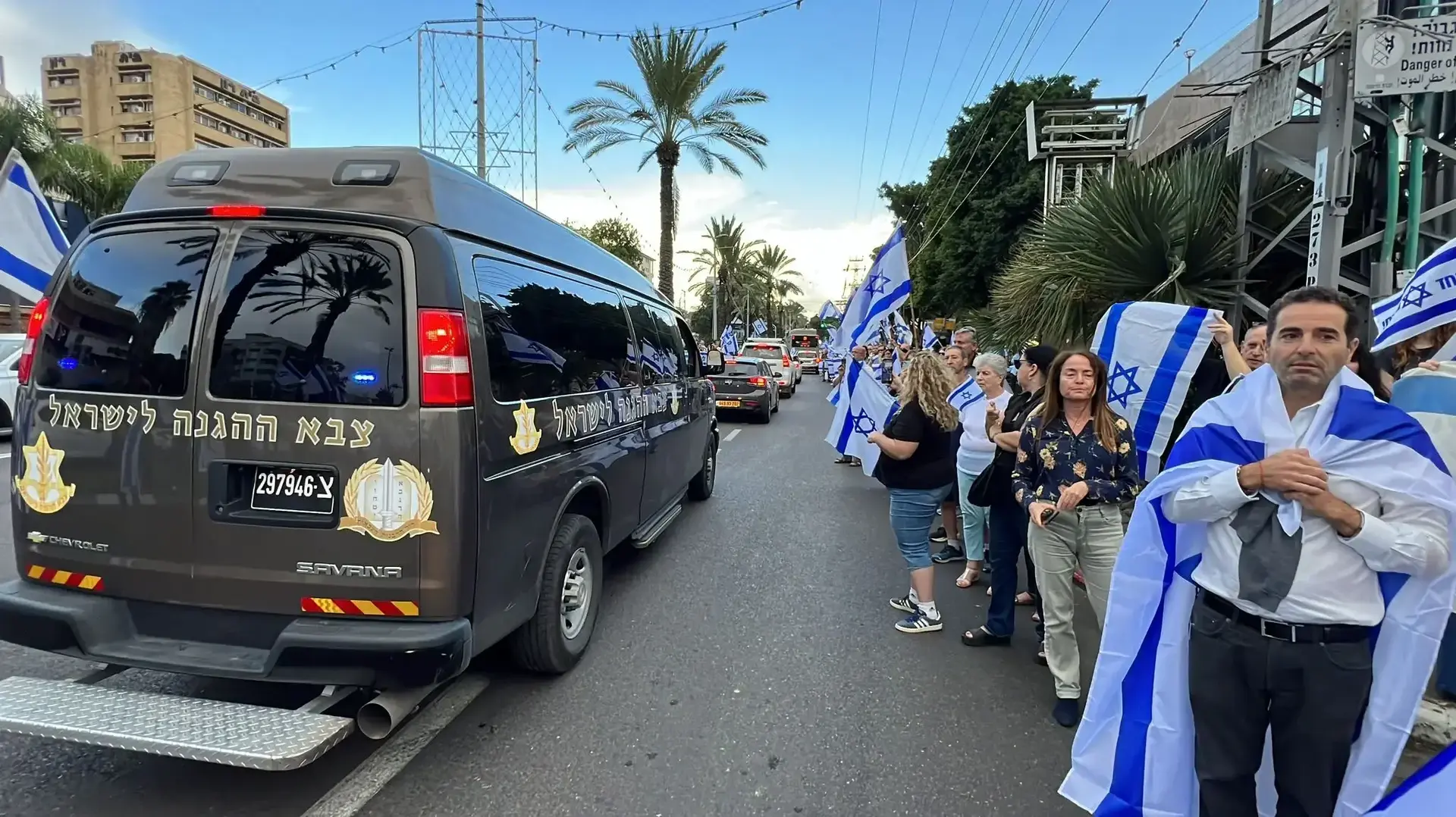 תושבי רעננה מלווים את סמ"ר רועי מרום ז"ל בדרכו האחרונה עם דגלי ישראל תושבי רעננה מלווים את סמ"ר רועי מרום ז"ל בדרכו האחרונה עם דגלי ישראל
