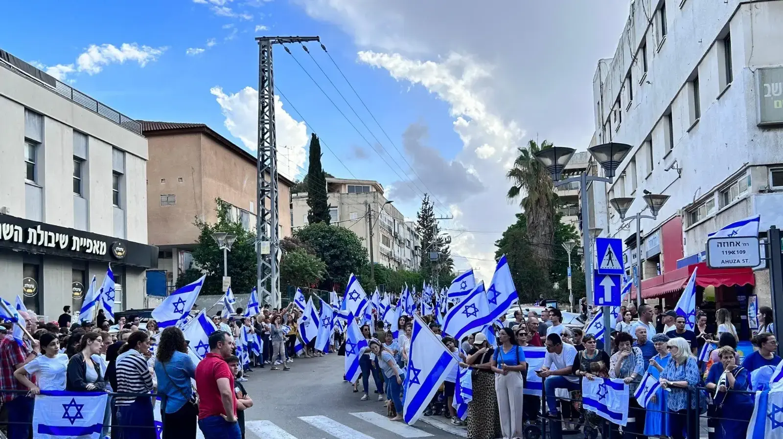 תושבי רעננה מלווים את סמ"ר רועי מרום ז"ל בדרכו האחרונה עם דגלי ישראל