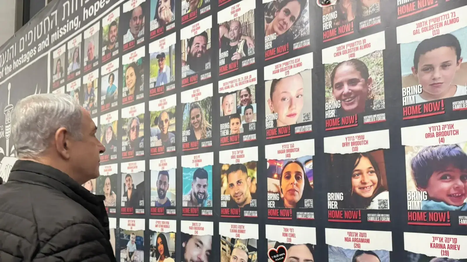 ראש הממשלה בנימין נתניהו מתבונן בתמונות החטופים והנעדרים במהלך פגישה עם פורום ראשי רשויות קו העימות בצפון, בחמ"ל רגבה שבמועצה אזורית מטה אשר, 14 בנובמבר 2023