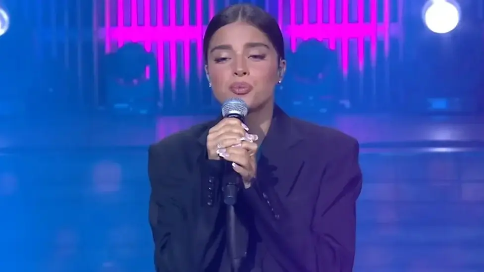 נועה קירל מבצעת גרסה אקוסטית ל"יוניקורן" במשדר התרמה של תאגיד כאן במלחמת עזה