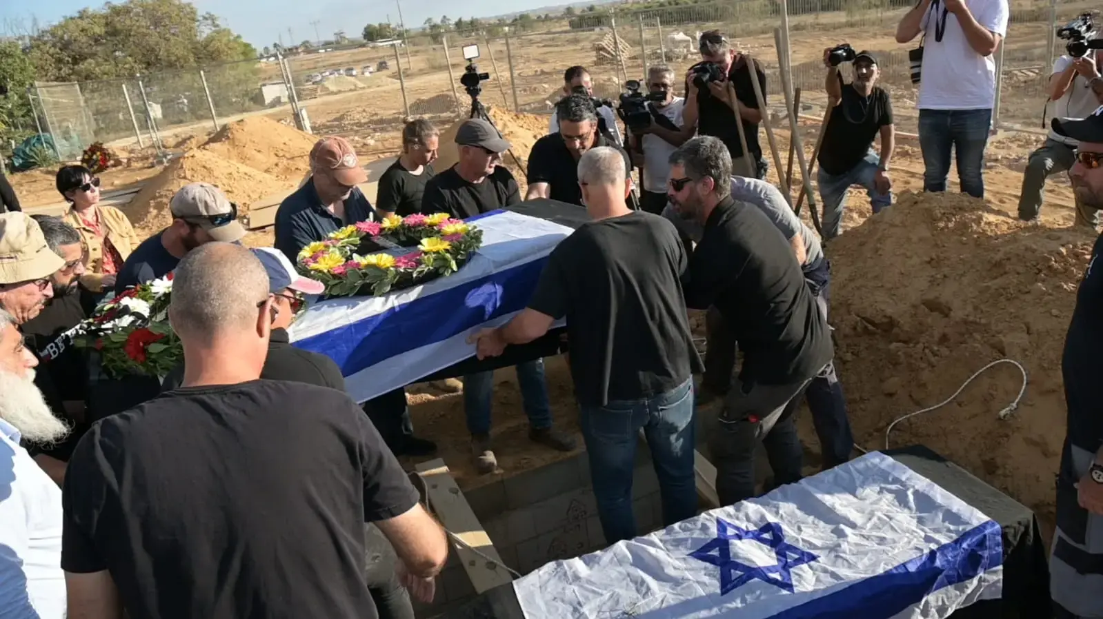 הלוויתן של ליאל חצרוני בת ה-12 ודודתה אילה, אחרי 38 ימי היעדרות. בית העלמין רביבים. 15 בנובמבר 2023
הלוויתן של ליאל חצרוני בת ה-12 ודודתה אילה, אחרי 38 ימי היעדרות. בית העלמין רביבים. 15 בנובמבר 2023
