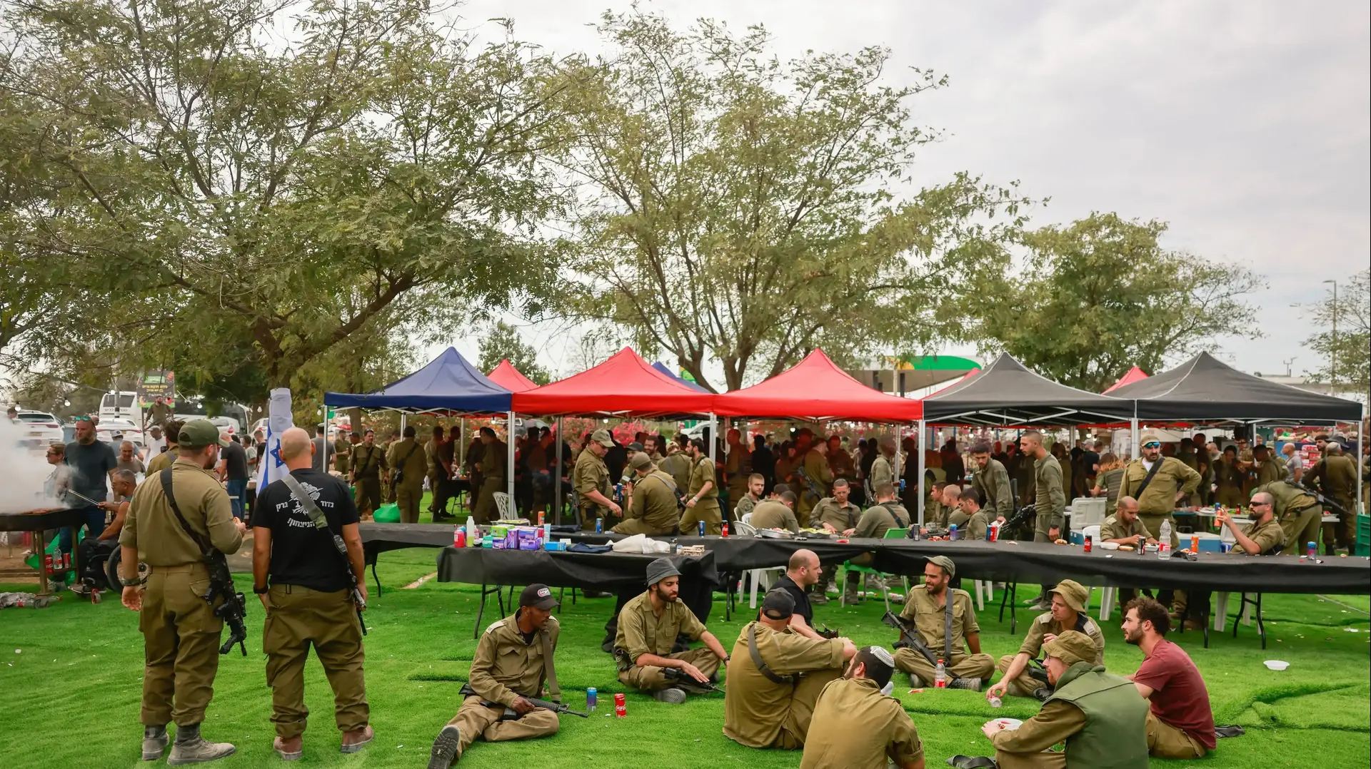 חיילים עושים הפסקה בתחנת התרעננות סמוך לגבול רצועת עזה חיילים עושים הפסקה בתחנת התרעננות סמוך לגבול רצועת עזה