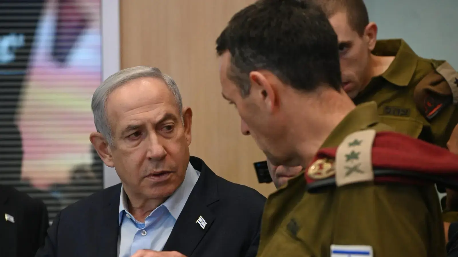 ראש הממשלה בנימין נתניהווהרמטכ"ל הרצי הלוי בפתח קבינט לניהול המלחמה, בקריה בתל אביב.
ראש הממשלה בנימין נתניהווהרמטכ"ל הרצי הלוי בפתח קבינט לניהול המלחמה, בקריה בתל אביב.