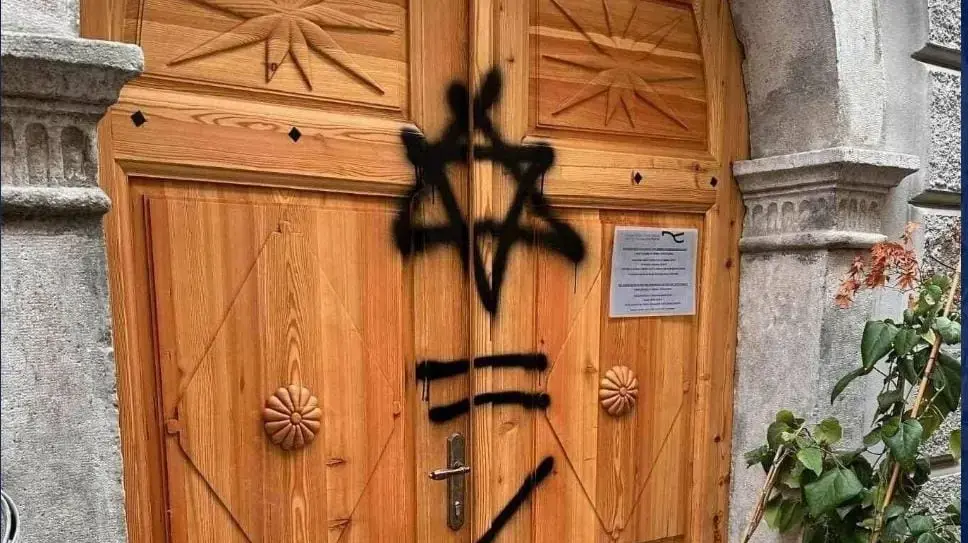 כתובת נאצה על דלת מרכז יהודי בלובליאנה כתובת נאצה על דלת מרכז יהודי בלובליאנה