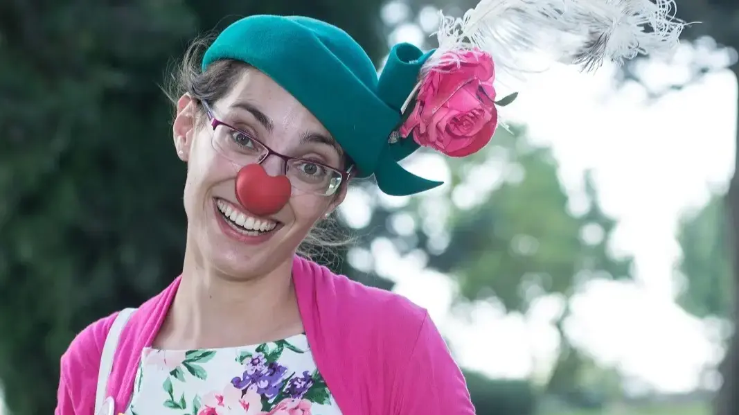 הליצנית הרפואית לאה וייס המכונה רוזי-קרדיט צילום עמותת רופאי החלום