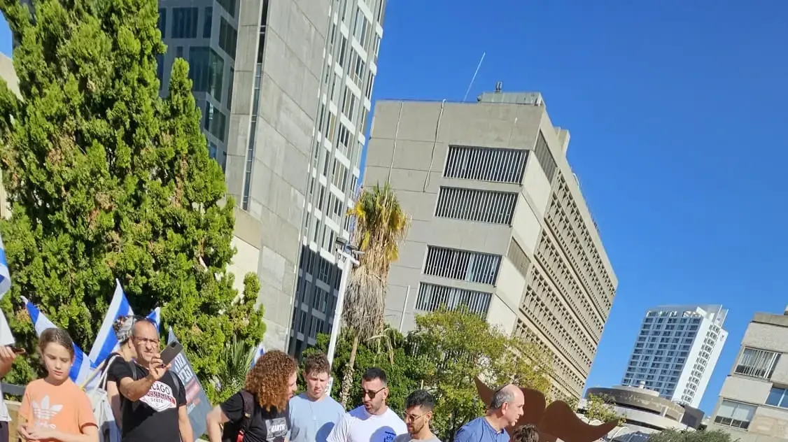 פניו של אוהד מונדר החטוף בקוביות הונגריות