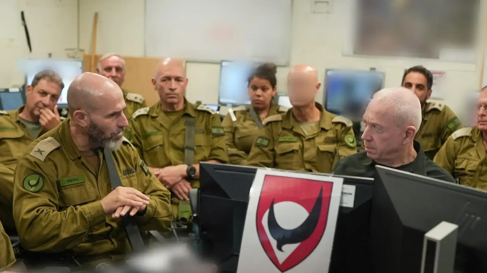 שר הביטחון יואב גלנט באוגדה 98 שר הביטחון יואב גלנט באוגדה 98