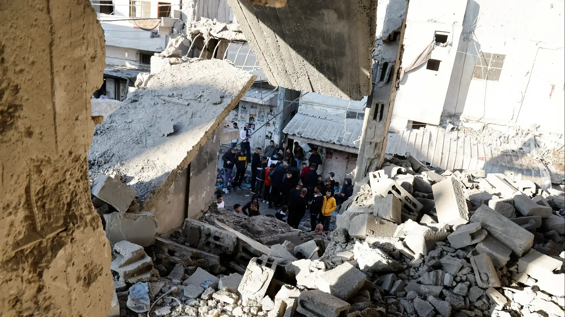 הריסות בשכם לאחר תקיפת חיל האוויר במחנה הפליטים בלאטה
18.11.23 הריסות בשכם לאחר תקיפת חיל האוויר במחנה הפליטים בלאטה
18.11.23