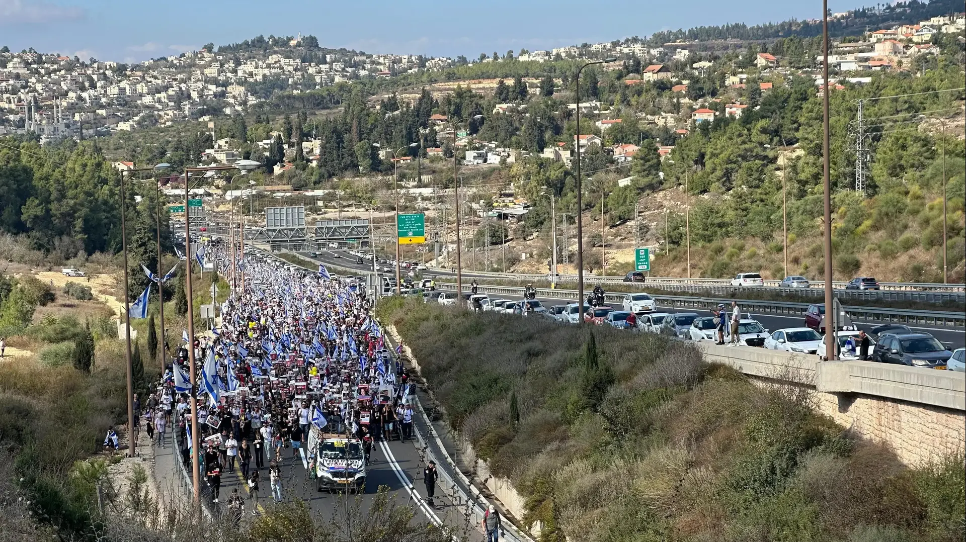 צעדת נציגי משפחות החטופים בעזה סמוך למבשרת, 18 בנובמבר 2023 צעדת נציגי משפחות החטופים בעזה סמוך למבשרת, 18 בנובמבר 2023