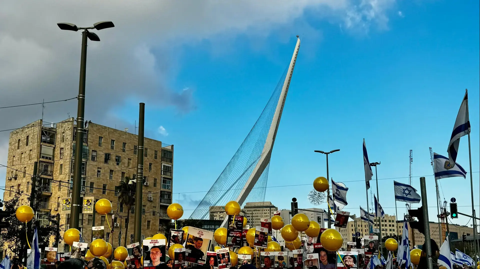 צעדת משפחות החטופים על גשר המיתרים בכניסה לירושלים, 18 בנובמבר 2023 צעדת משפחות החטופים על גשר המיתרים בכניסה לירושלים, 18 בנובמבר 2023