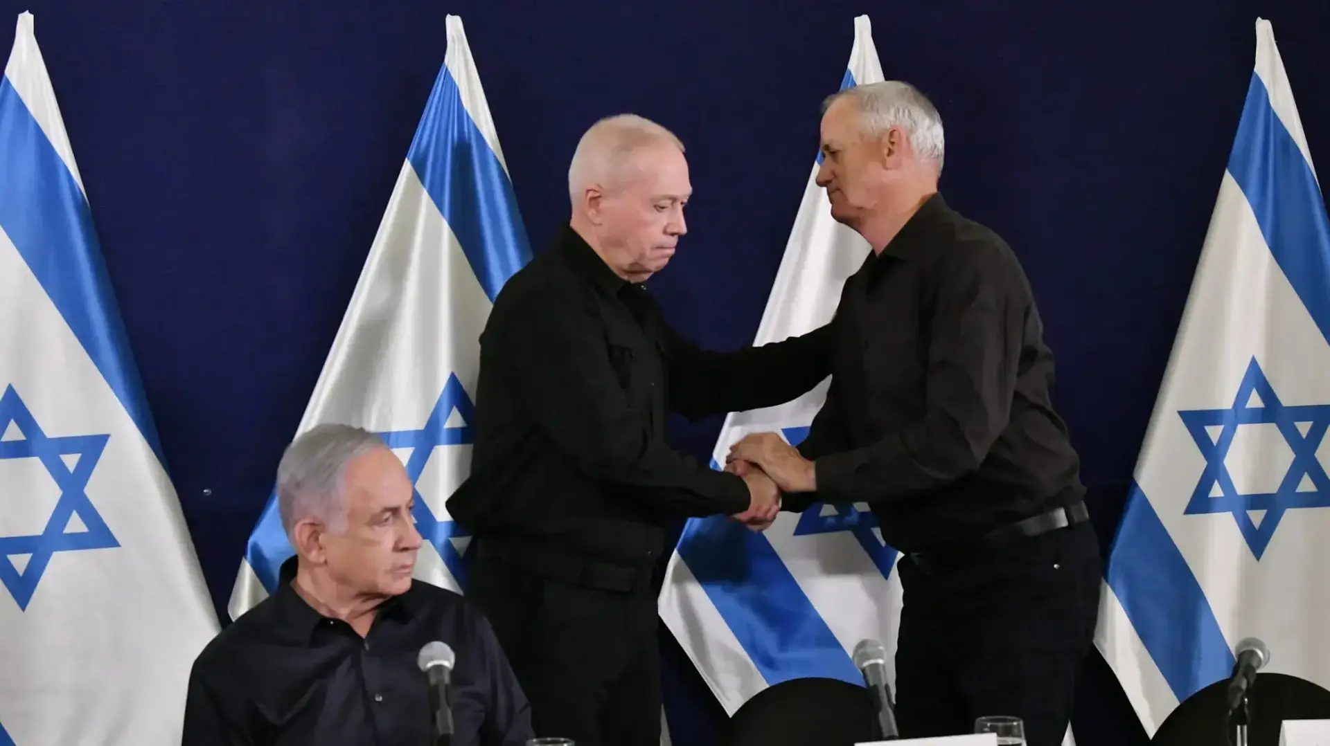 ראש הממשלה בנימין נתניהו , שר הביטחון יואב גלנט והשר בני גנץ בהצהרה לתקשורת, 18 בנובמבר 2023 ראש הממשלה בנימין נתניהו , שר הביטחון יואב גלנט והשר בני גנץ בהצהרה לתקשורת, 18 בנובמבר 2023