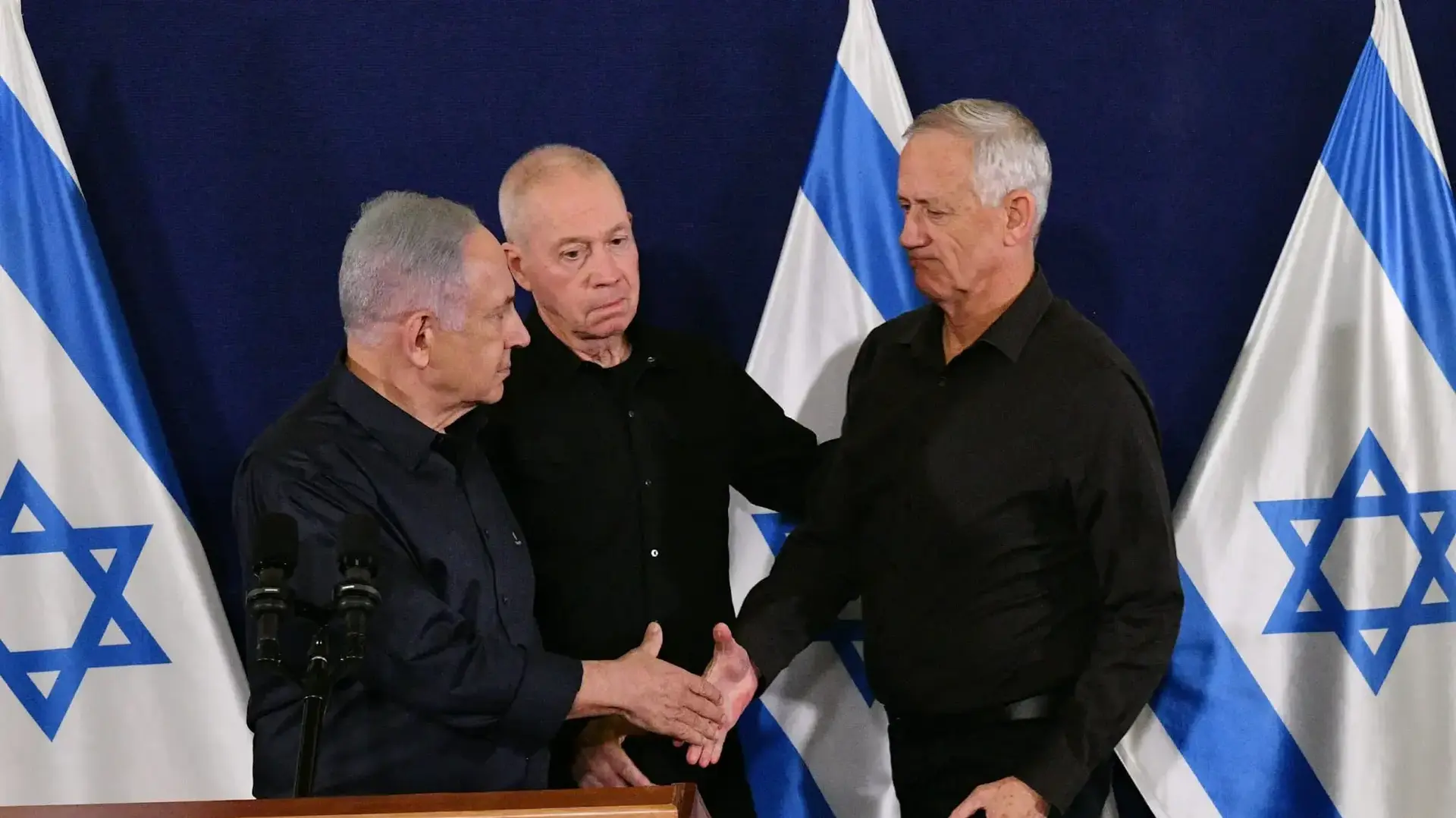 ראש הממשלה בנימין נתניהו , שר הביטחון יואב גלנט והשר בני גנץ בהצהרה לתקשורת, 18 בנובמבר 2023 ראש הממשלה בנימין נתניהו , שר הביטחון יואב גלנט והשר בני גנץ בהצהרה לתקשורת, 18 בנובמבר 2023