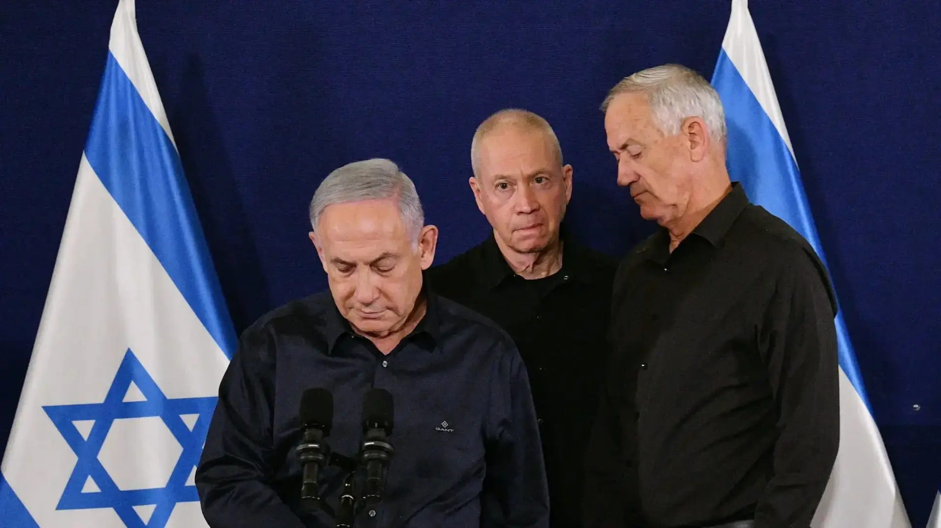 ראש הממשלה בנימין נתניהו , שר הביטחון יואב גלנט והשר בני גנץ בהצהרה לתקשורת, 18 בנובמבר 2023 ראש הממשלה בנימין נתניהו , שר הביטחון יואב גלנט והשר בני גנץ בהצהרה לתקשורת, 18 בנובמבר 2023
