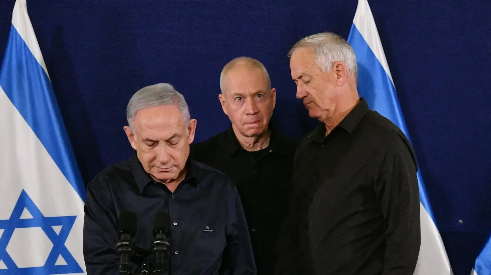 ראש הממשלה בנימין נתניהו , שר הביטחון יואב גלנט והשר בני גנץ בהצהרה לתקשורת, 18 בנובמבר 2023 ראש הממשלה בנימין נתניהו , שר הביטחון יואב גלנט והשר בני גנץ בהצהרה לתקשורת, 18 בנובמבר 2023