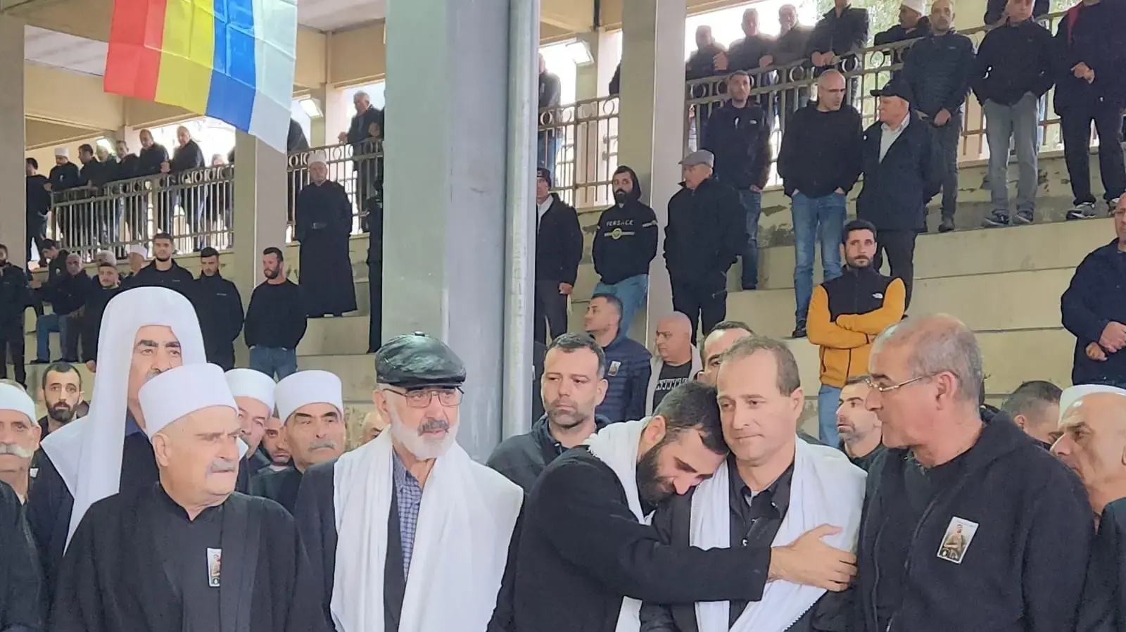 הבן גדעון מחבק את האבא ענאן,הסבא גדעון (שני משמאל לנכדו),לקראת הלוויתו של רס"ן ג'מאל עבאס, פקיעין 19 בנובמבר 2023 הבן גדעון מחבק את האבא ענאן,הסבא גדעון (שני משמאל לנכדו),לקראת הלוויתו של רס"ן ג'מאל עבאס, פקיעין 19 בנובמבר 2023